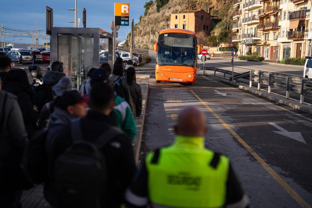 Pasajeros esperan en la estación de autobuses de la estación de Rodalies de Arenys de Mar, que conecta con Blanes