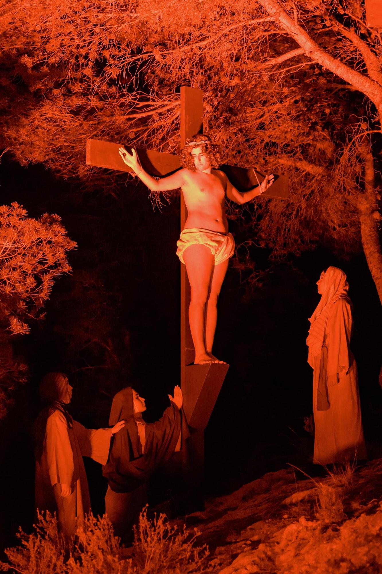 Actores y actrices amateurs escenifican “La Passió” de La Nucia en la noche del Jueves Santo