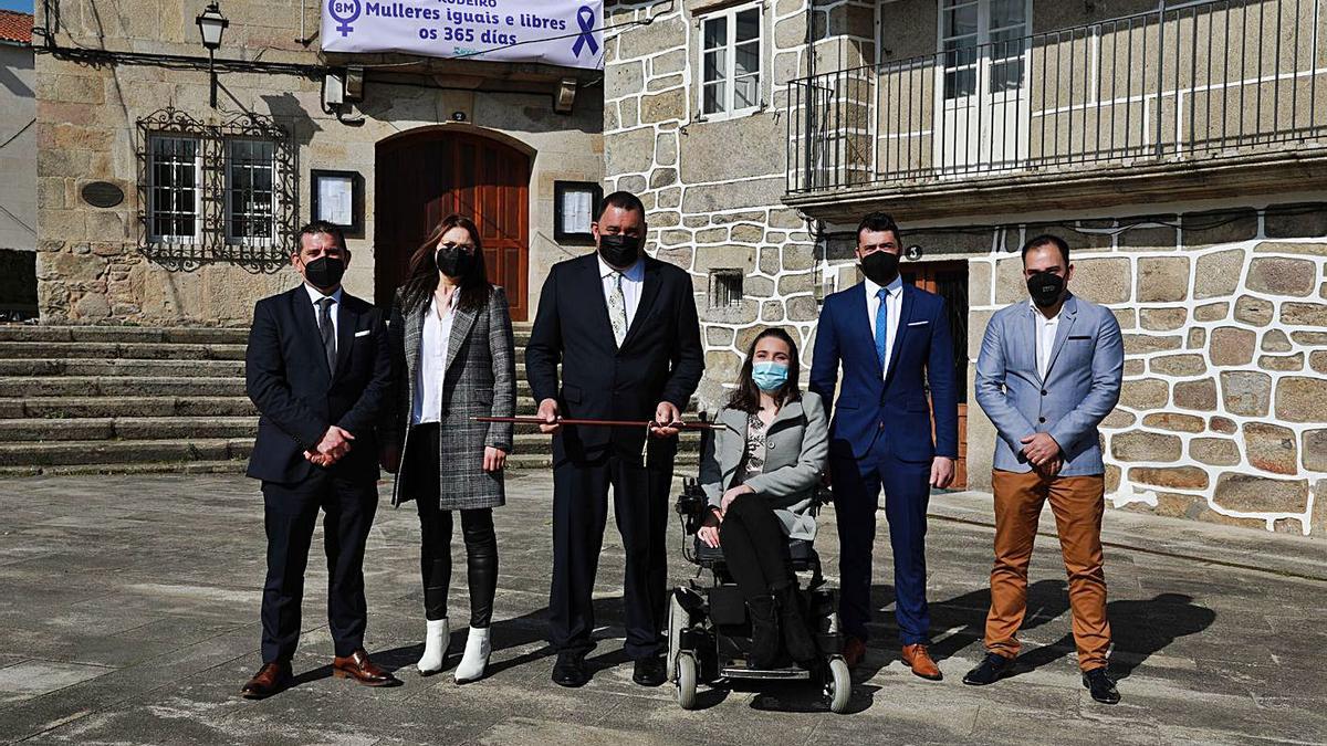 El grupo municipal popular de Rodeiro posa delante del Concello, ayer, junto al nuevo alcalde. |   // BERNABÉ