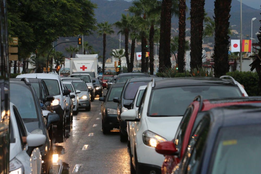 El paseo marítimo de Huelin y la calle Pacífico amanecían inundadas por el agua y provocando retenciones de tráfico.