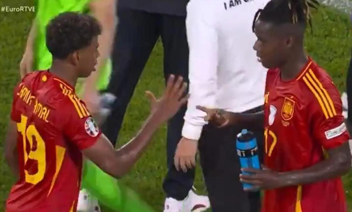 Nico Williams y Lamine Yamal juegan a pedra, papel o tijera