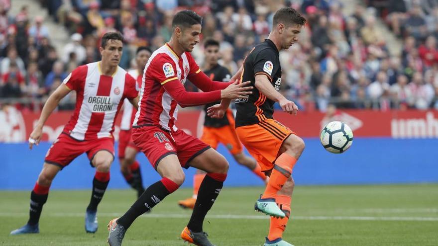 Luciano Vietto, autor del gol, controla un balón de espaldas.