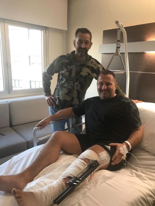 El cirujano Pedro Cavadas y Scott Gordon después de la operación para reconstruirle la pierna izquierda