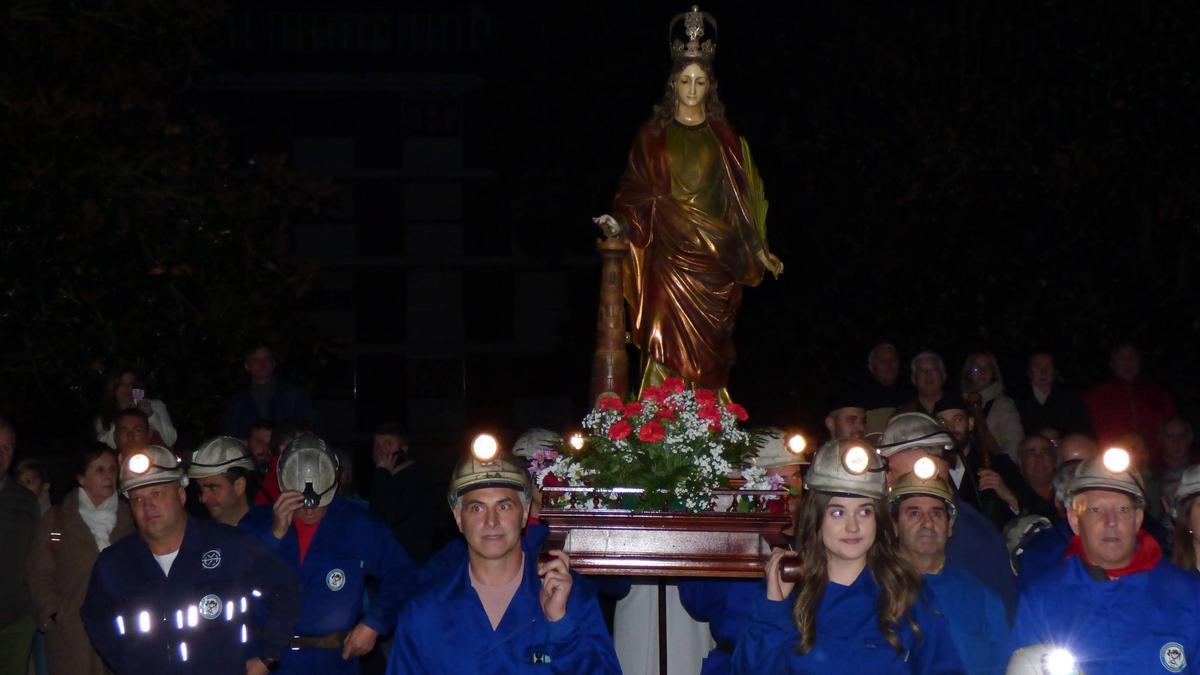 Procesión de Santa Bárbara en Cangas del Narcea, en una pasada edición.