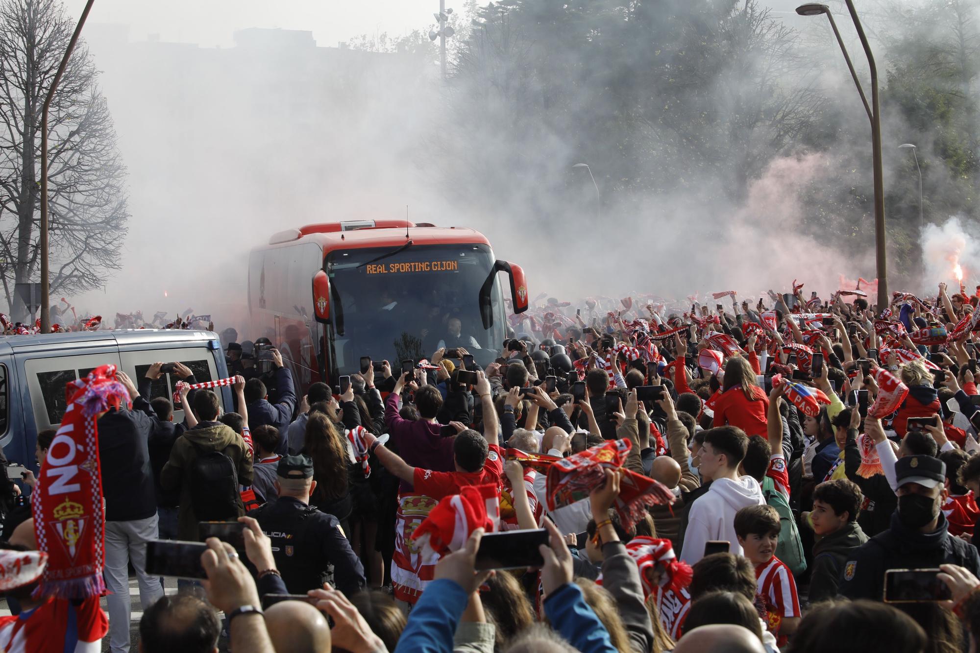 EN IMÁGENES: Así fue el recibimiento al autobús del Sporting en El Molinón