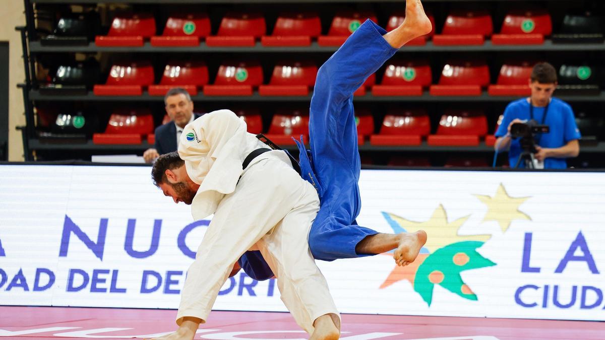 Nikoloz Sherazadishvili derriba a su rival.