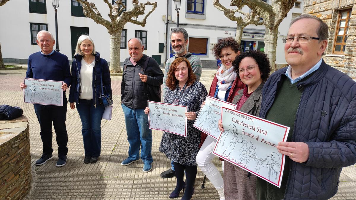 Por la izquierda, Severino Fernández, Violeta Álvarez, Ramón Menéndez, Felipe Martínez, Ana Vigón, Inés Fernández, Sara Fernández y Juan Agulleiro, este sábado, en el parque de Tapia.