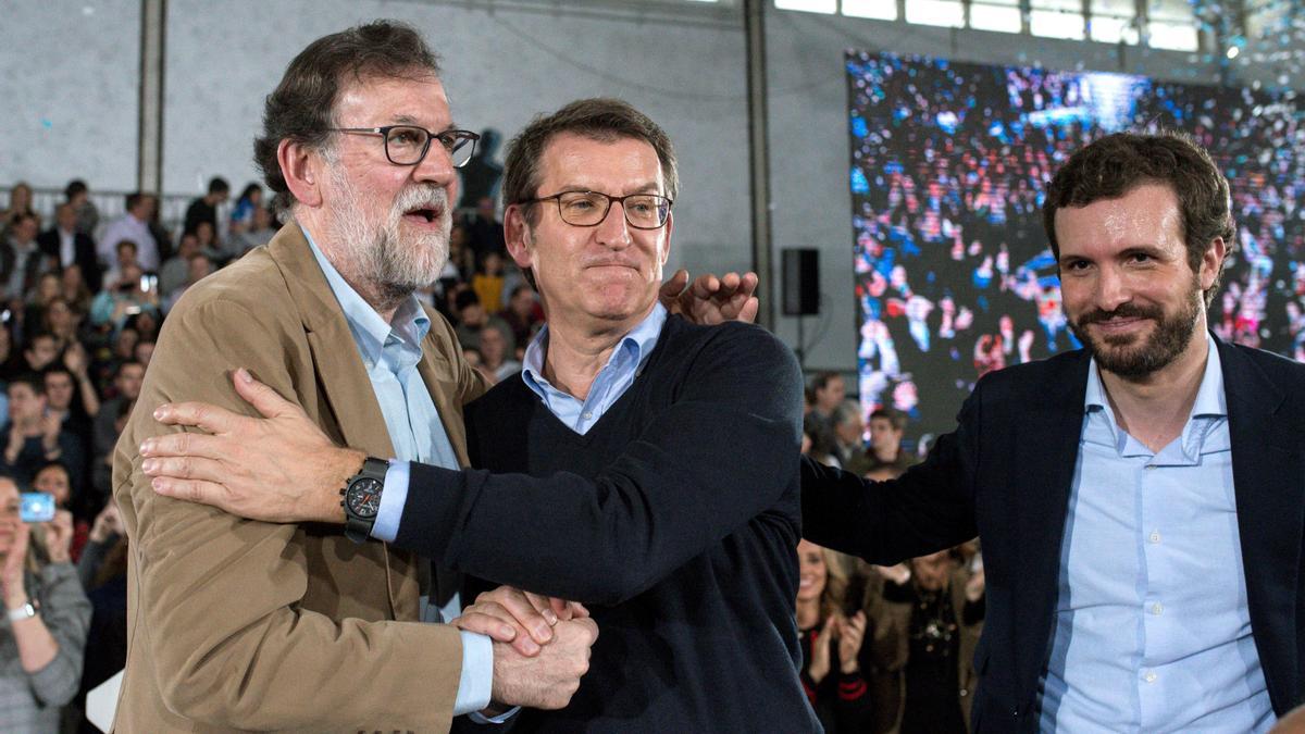 Mariano Rajoy y Alberto Núñez Feijóo, junto a Pablo Casado en el congreso de Sevilla de abril.