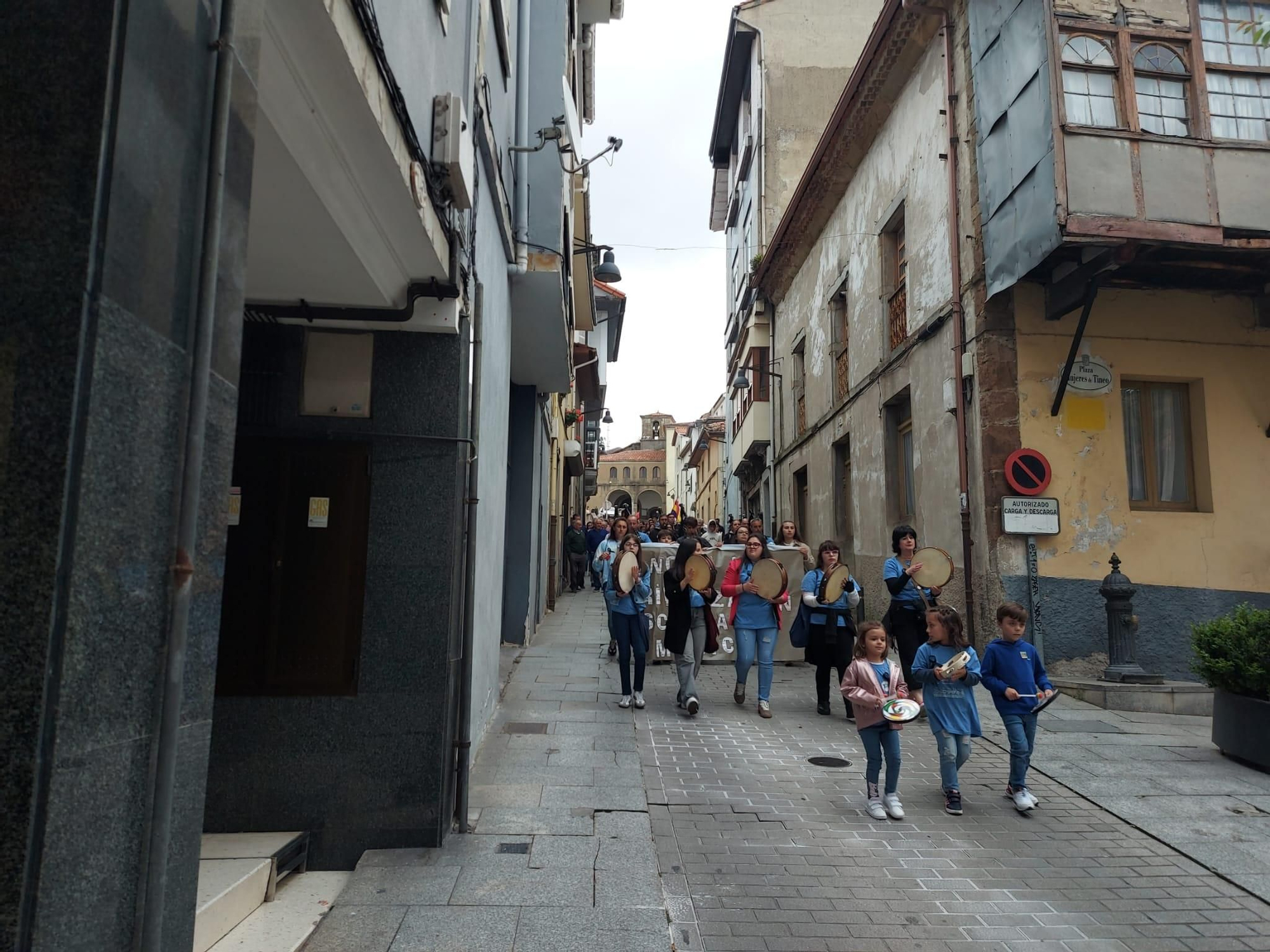 En imágenes: Así fue la manifestación contra el cierre de la Escuela de Música de Tineo