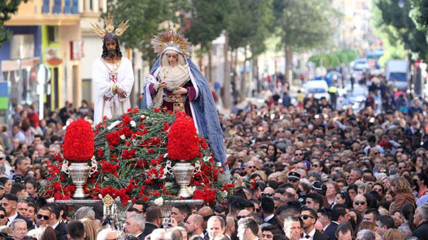 Jesús Cautivo y la Virgen de la Trinidad estuvieron siempre acompañados por una auténtica multitud.
