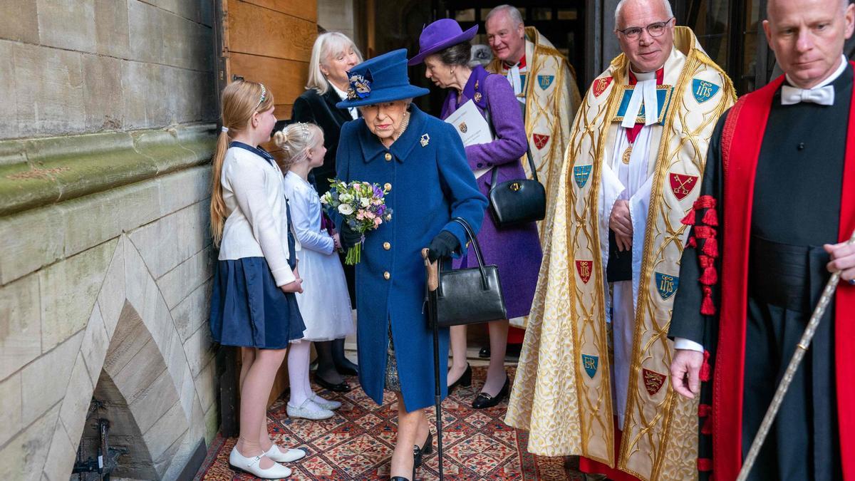 Isabel II, con su hija Ana detrás, en la abadía de Westminster.