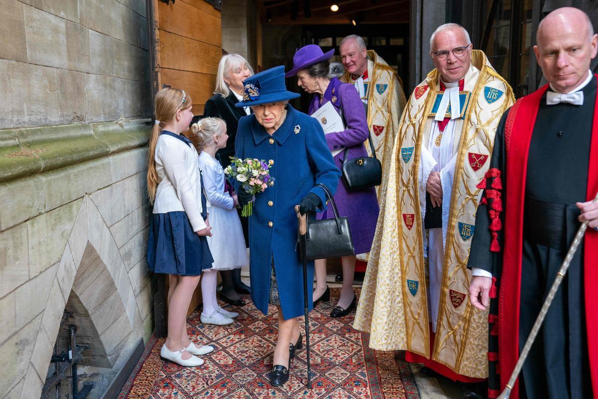 La reina Isabel II incorpora el bastó a les peces icòniques del seu vestuari