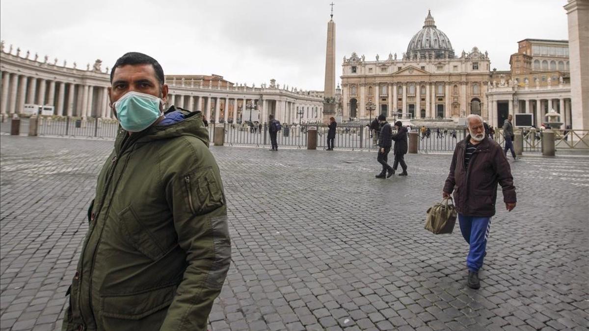 Un ciudadano con mascarilla en la plaza de San Pedro del Vaticano tras la confirmación del primer caso de coronavirus en el Vaticano.