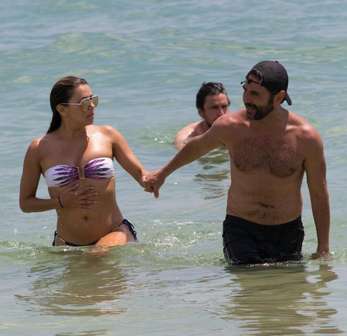 Eva Longoria y José Antonio Bastón salen de la mano del agua