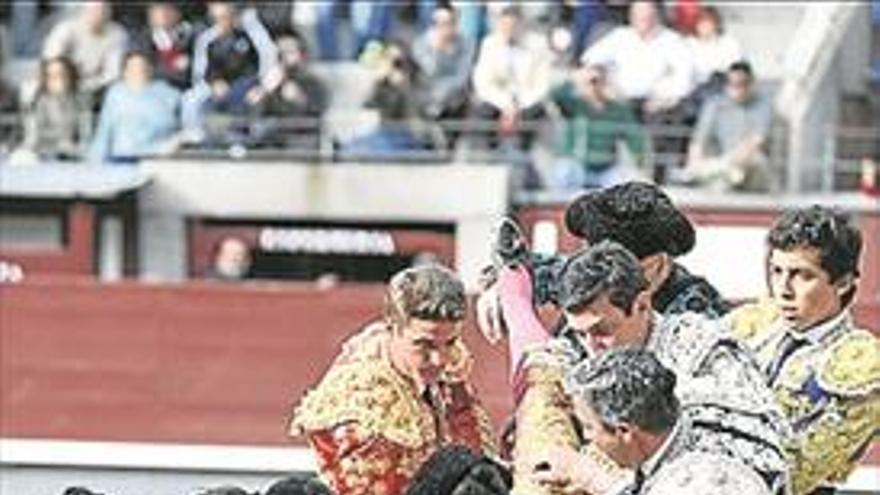 El novillero Pablo Aguado, cogido en Las Ventas