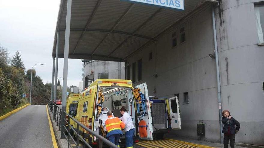 Varias ambulancias trabajan ante la entrada principal de Urgencias en el Hospital Montecelo. // R.V.