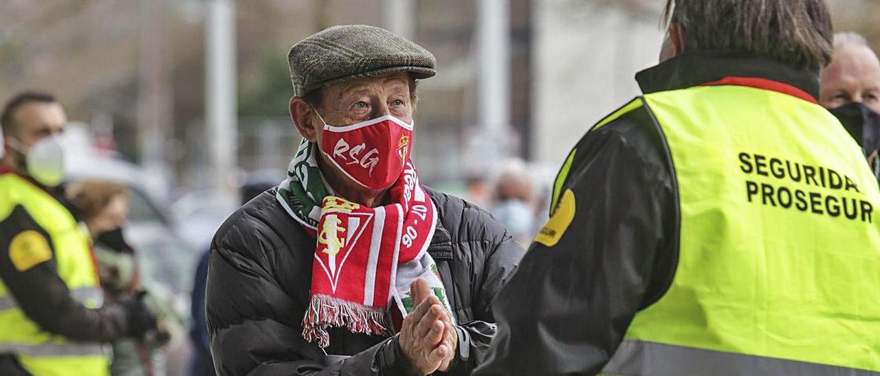 Un aficionado accede al estadio de El Molinón en el partido Sporting-Betis de Copa del Rey.