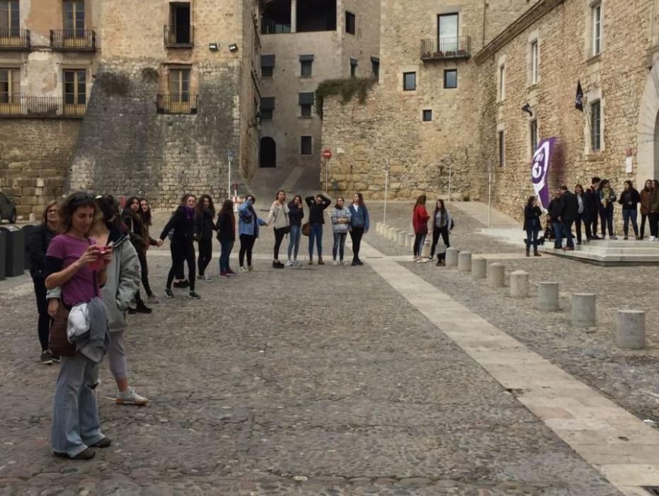 Cadena humana a Girona amb motiu de la vaga feminista