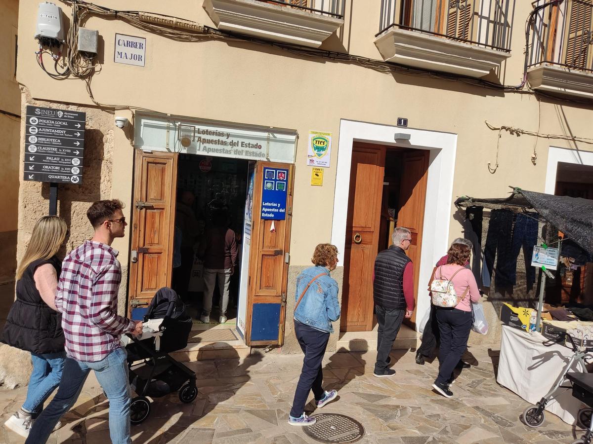 La tienda, ya medio cerrada, en el número 1 de la calle Major de Sineu, el pasado miércoles de mercado.