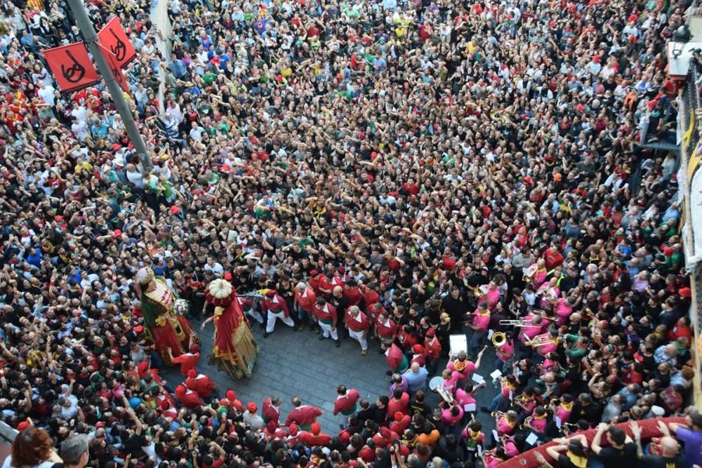 La plaça de Sant Pere s'omple en l'inici de la darrera passada de la Patum