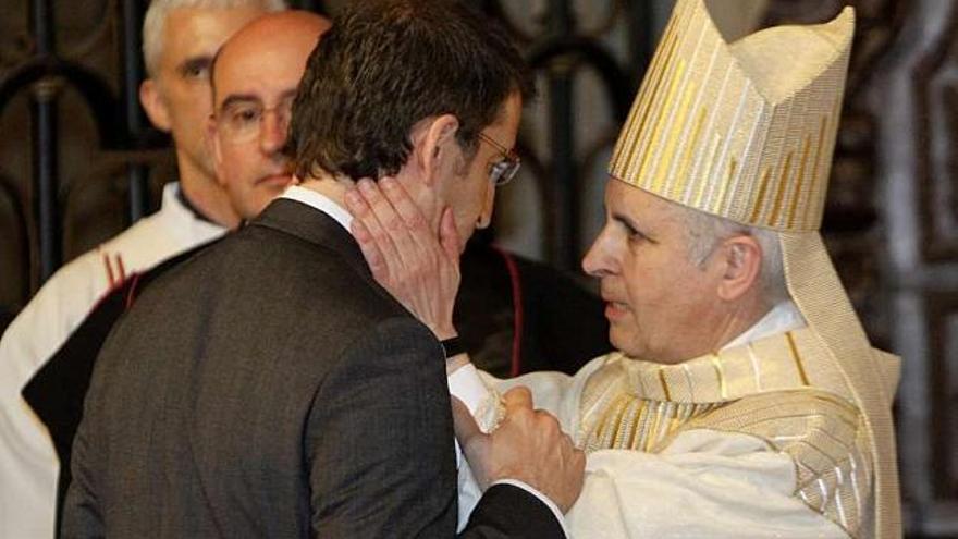 El nuevo obispo de la Diócesis de Tui-Vigo saluda al presidente de la Xunta, Alberto Núñez Feijóo. / josé lores