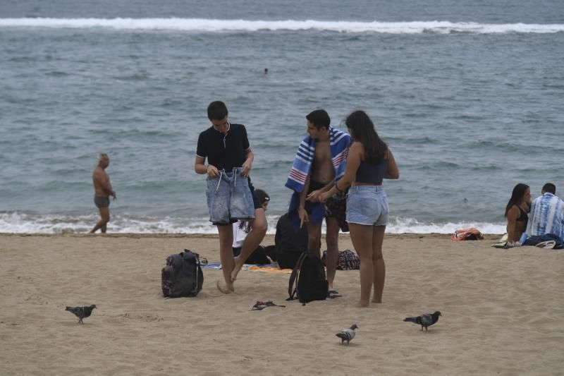 23-06-20 LAS PALMAS DE GRAN CANARIA.PLAYA DE LAS CANTERAS.LAS PALMAS DE GRAN CANARIA. Fotos de la gente desalojando Las Canteras. Fotos: Juan Castro  | 23/06/2020 | Fotógrafo: Juan Carlos Castro