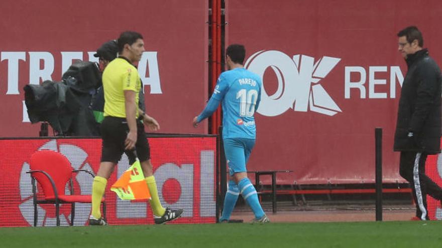 Dani Parejo se retira del campo expulsado.