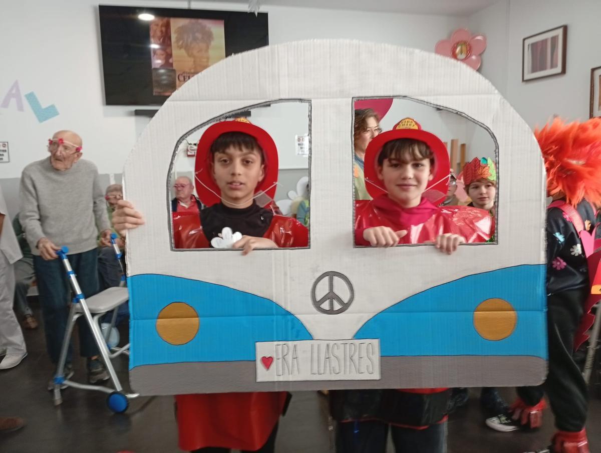 Antroxu intergeneracional en Llastres, con el alumnado y el profesorado del colegio Matemático Pedrayes