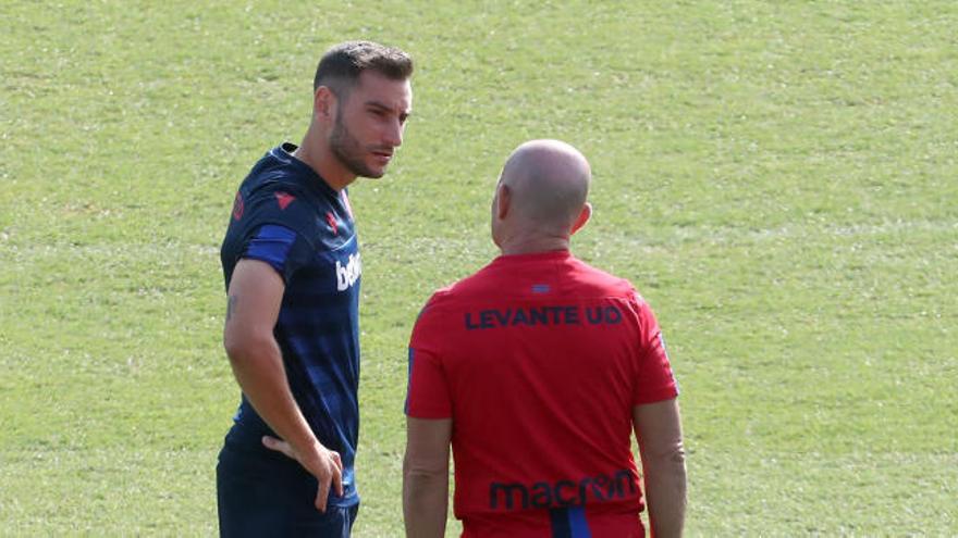 Iván López departiendo con Paco López.