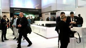 GRAF9159. AMSTERDAM (HOLANDA), 12/02/2020.- Vista general de la feria ISE 2020 de Ámsterdam, que ha abierto sus puertas este miércoles por segundo día consecutivo con normalidad, pero con recomendaciones y actualizaciones diarias sobre el estado de la amenaza del coronavirus. El evento cuenta con la participación de más de 1.300 expositores, como INTEL, Sony y Cisco, que sí han cancelado su asistencia por el coronavirus al Mobile World Congress (MWC) de Barcelona. EFE/ Imane Rachidi