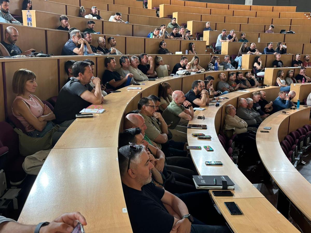 Vicente Magro ofreció la exposición principal de la jornada de la UMH dedicada a la multirreincidencia y la responsabilidad penal en la actuación policial