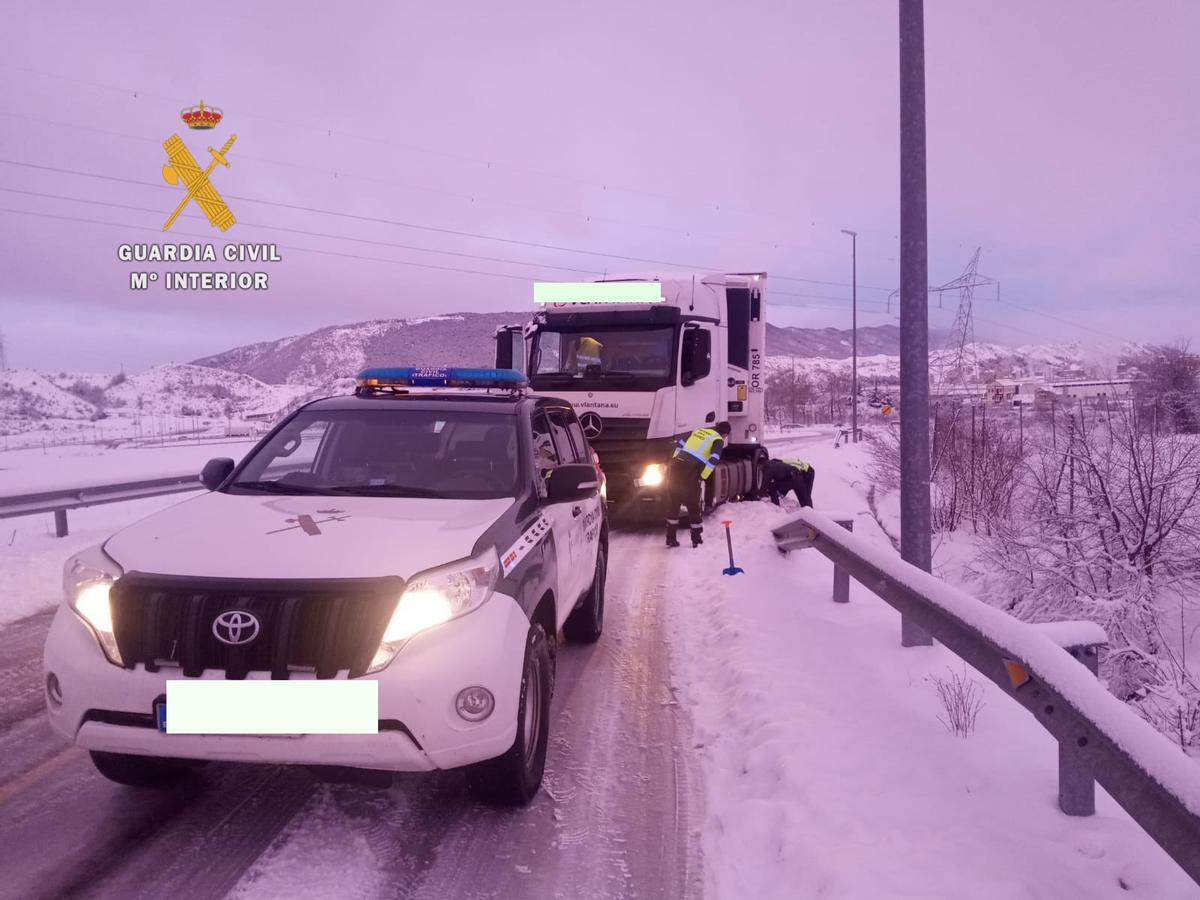 La Guardia Civil ayuda a un camión en una carretera oscense