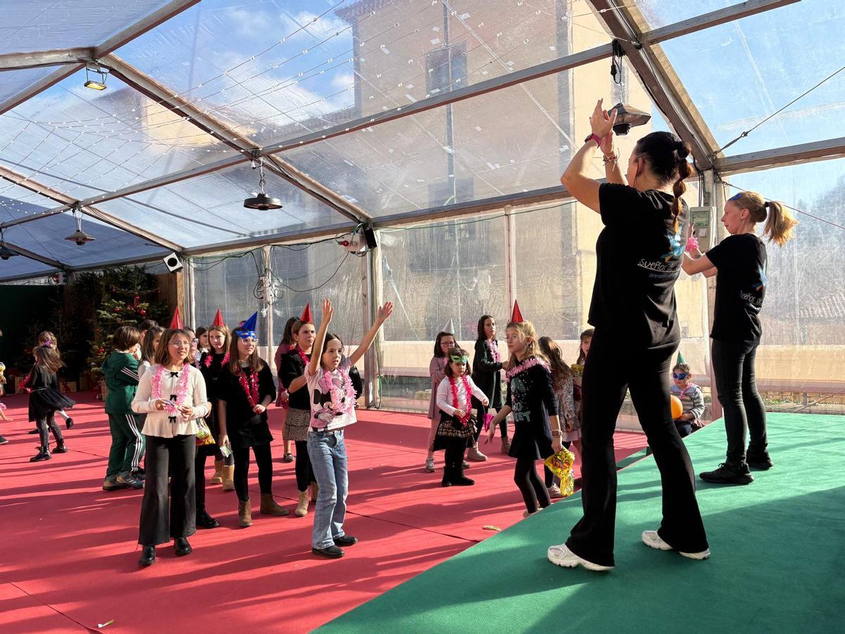 Un momento del baile en la Nochevieja infantil de Cangas del Narcea.