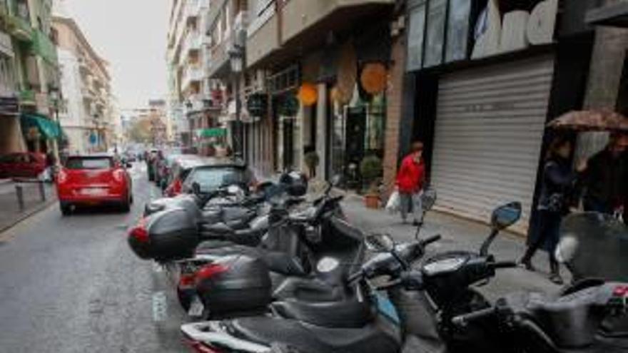 Las motos aparcan en zona azul sin pasar por caja