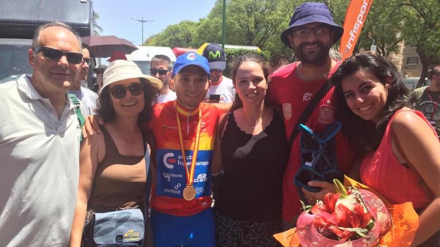 Amores, con el maillot de campeón de España y su medalla de oro, junto a sus suegros, sus cuñados y a su novia María Paz