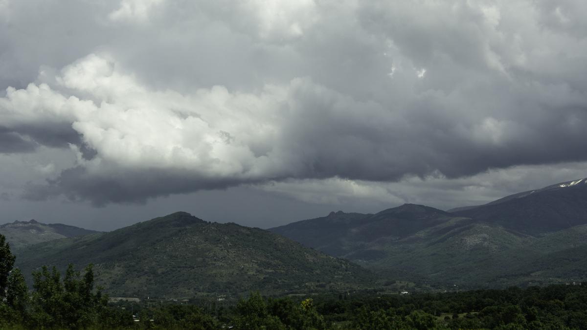 La lluvia cubre el paisaje de Hervás en una imagen de archivo