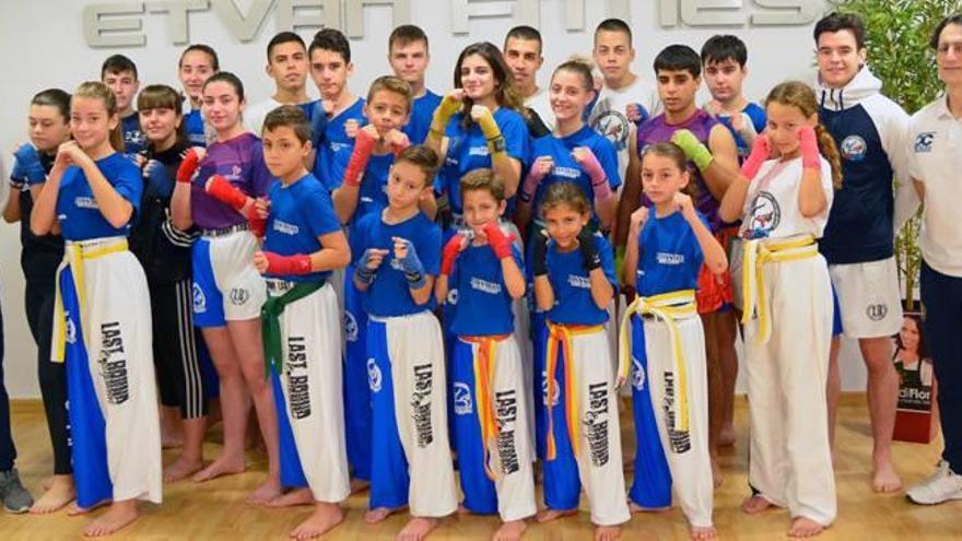 Los deportistas del BoxSafor y los técnicos que participarán en el Open Ciudad de Gandia.