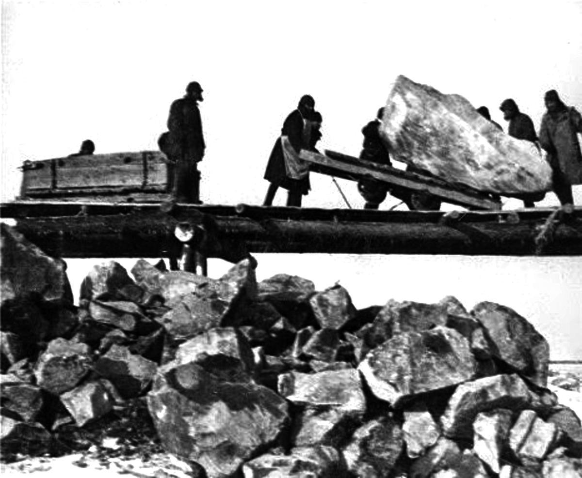 LA INVESTIGADORA RUMANA LUIZA IORDACHE PUBLICÓ LA OBRA &quot; EN EL GULAG, ESPAÑOLES REPUBLICANOS EN LOS CAMPOS DE CONCENTRACION DE STALIN &quot; QUE RELATA LA VIDA DE LOS GALLEGOS REPUBLICANOS QUE ACABARON EN CAMPOS DE TRABAJO. PRISIONEROS TRABAJANDO EN EL CANAL MAR BLANCO BALTICO. ESTA IMAGEN LA USÓ PARA LA PORTADA.