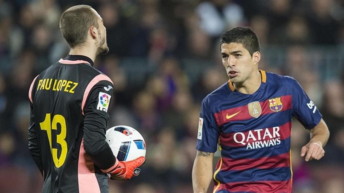 Pau López y Luis Suárez se encaran durante el partido de ida de los octavos de final de la Copa del Rey entre el Barcelona y el Espanyol en el Camp Nou.