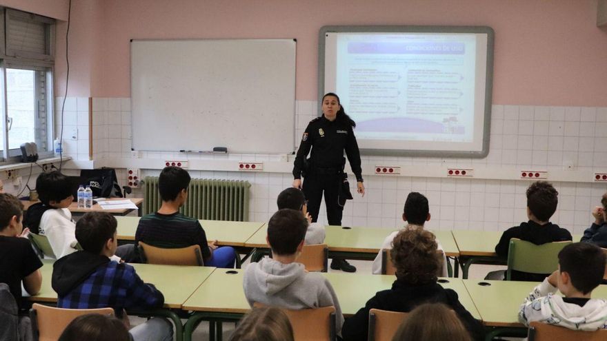 Una agente de la Policía Nacional imparte a escolares una charla sobre ciberseguridad.