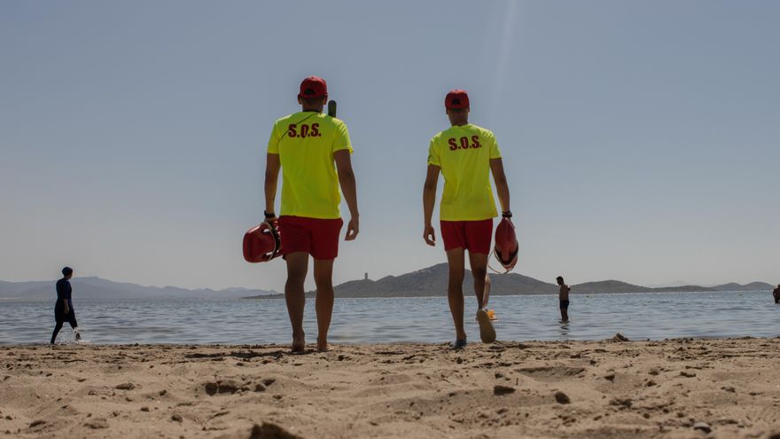 Salvan a un hombre de 75 años que casi se ahoga en La Manga