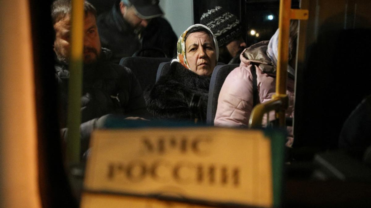 Los civiles evacuados de la parte controlada por Rusia de la región de Kherson en Ucrania se sientan dentro de un autobús en Crimea.