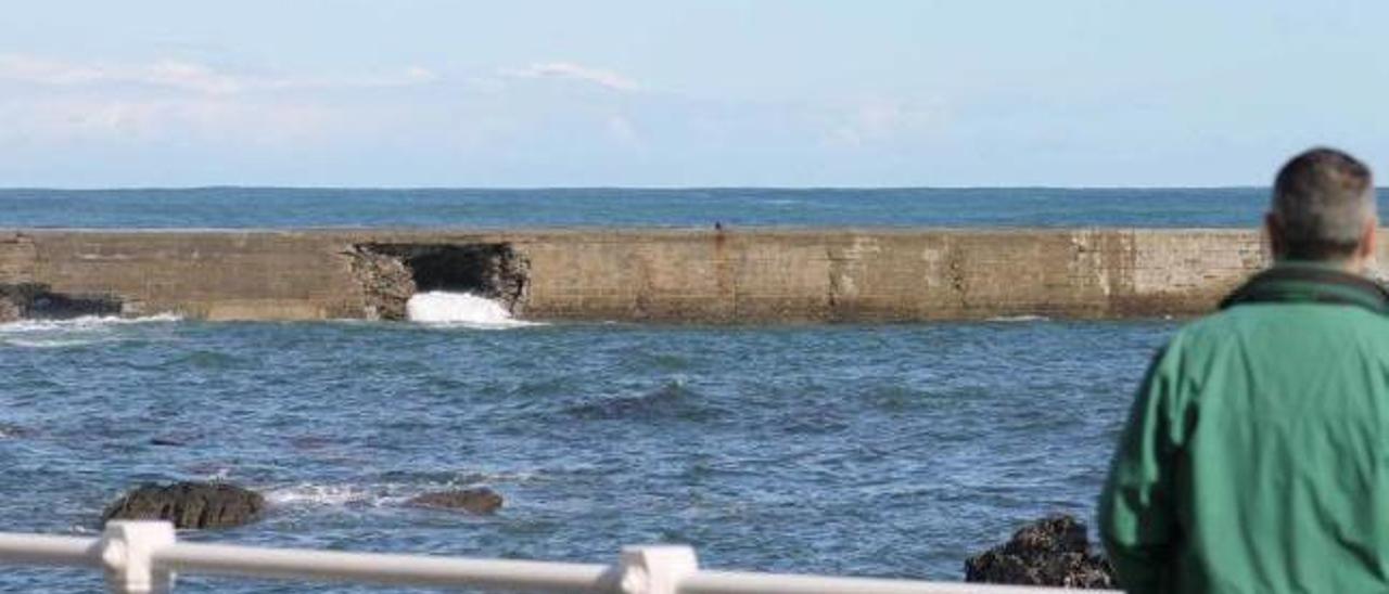 Boquetes que presenta el dique de Luarca.