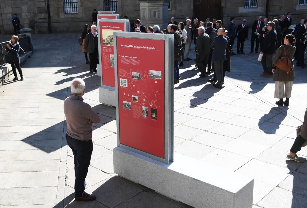 La alcaldesa Inés Rey ha descubierto una placa conmemorativa en la plaza de la Constitución en recuerdo del 200 aniversario de la revolución de 1820, en la que A Coruña fue protagonista.