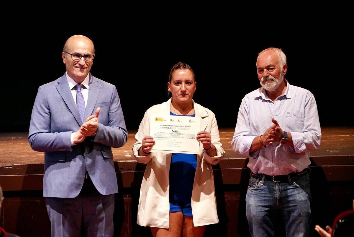 El delegado de la Junta, Fernando Prada, entrega los diplomas de los programas mixtos de empleo de este 2026 a los participantes