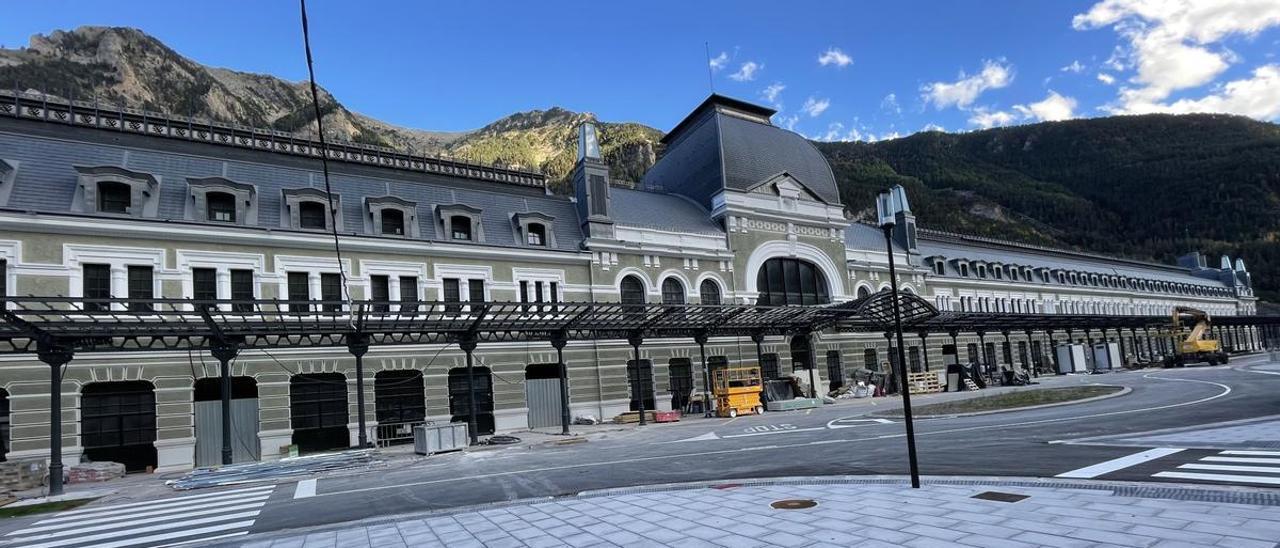 Las obras de la urbanización de la estación de Canfranc, prácticamente finalizadas, este sábado.