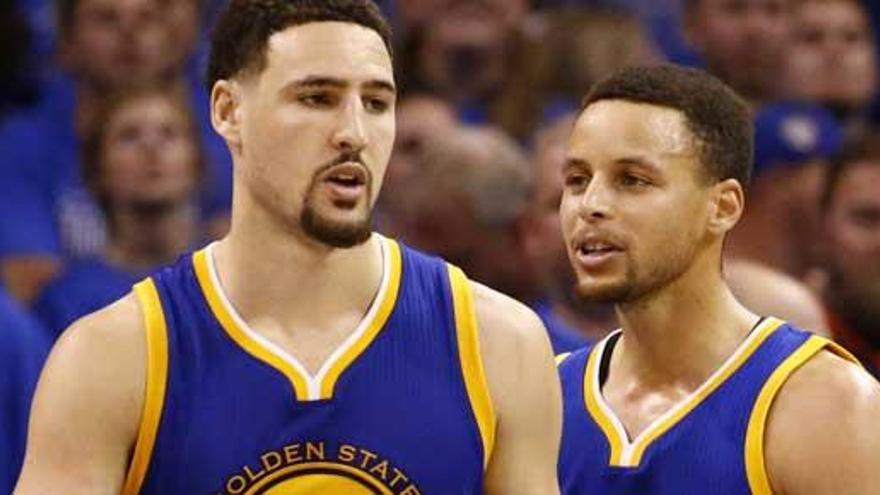 Thompson y Curry, durante el partido.