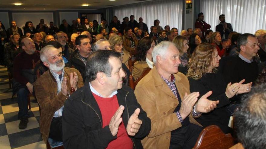 Público aplaudiendo durante el encuentro, celebrado en Navia.