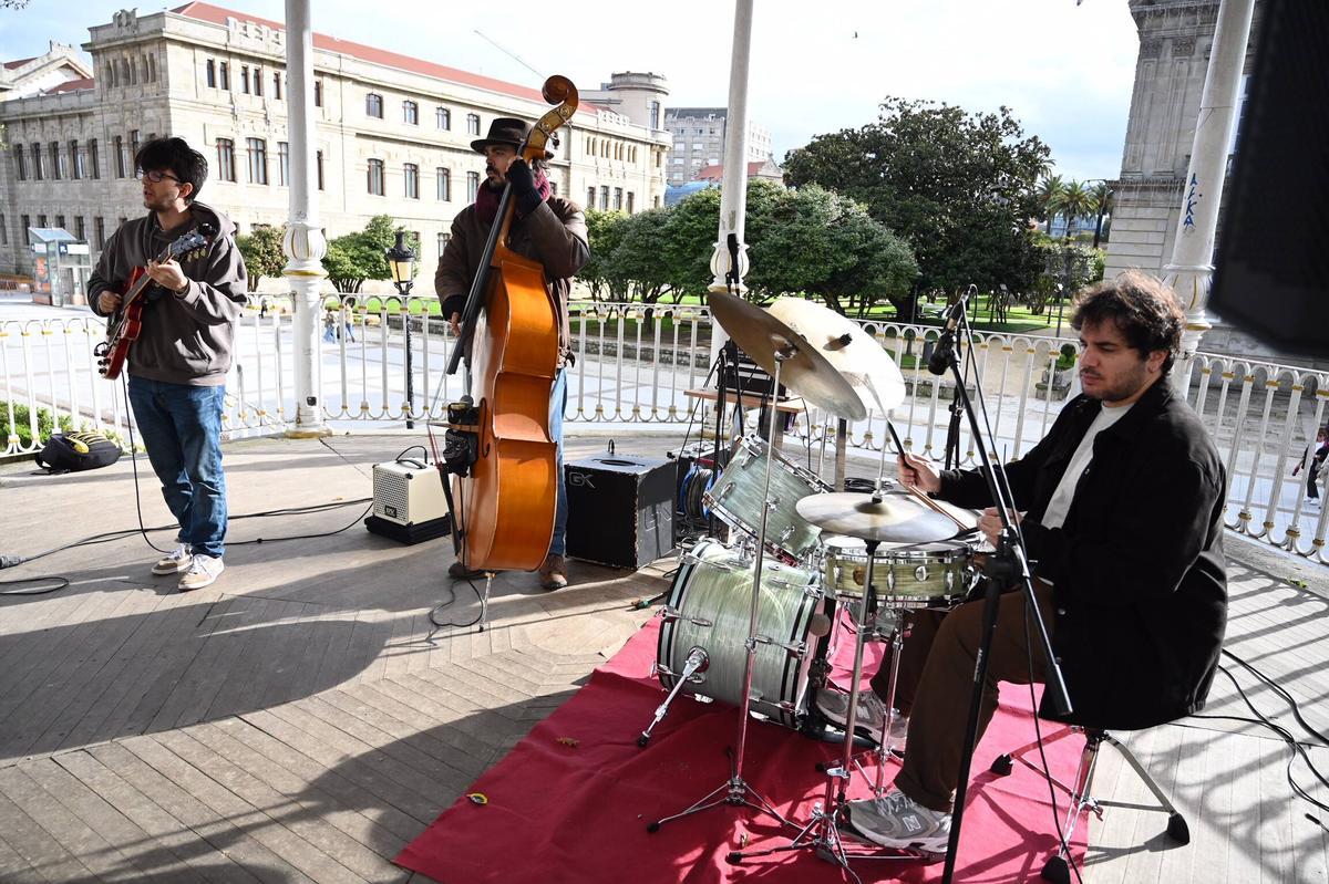 Concierto de Xurxo Estévez Trío en el palco de la Alameda.