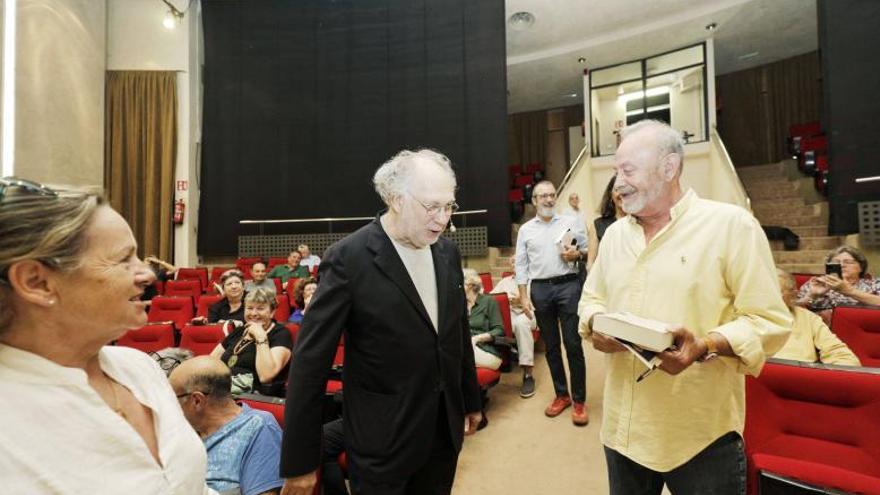 Ernesto Ekaizer con el juez José Castro, uno de los asistentes este viernes en el acto.  | MANU MIELNIEZUK